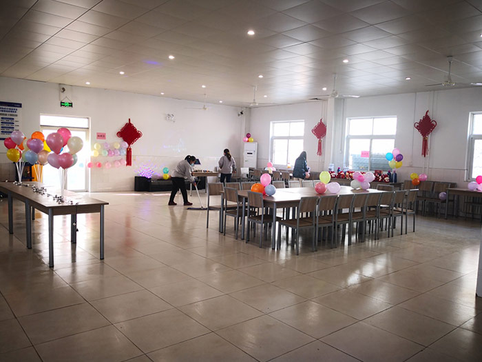 外地员工就地过年年夜饭场地布置